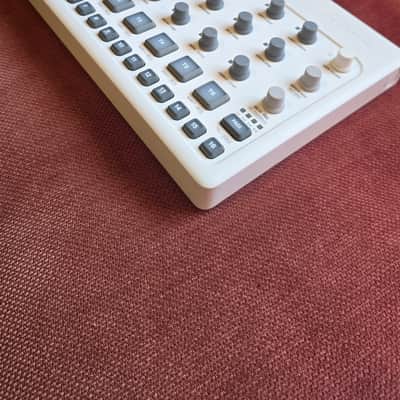 Elektron Model:Samples 2019 - 2020 - White image 2