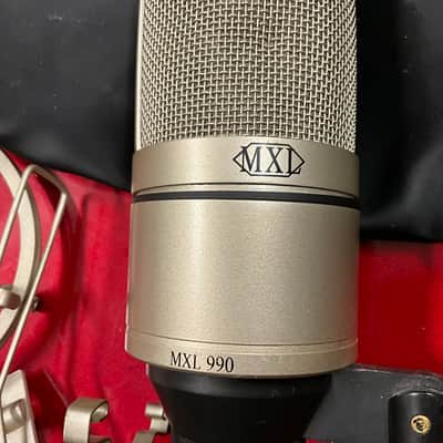 MXL 990 Condenser Microphone w/Shock Mount, Clip & Pouch image 2
