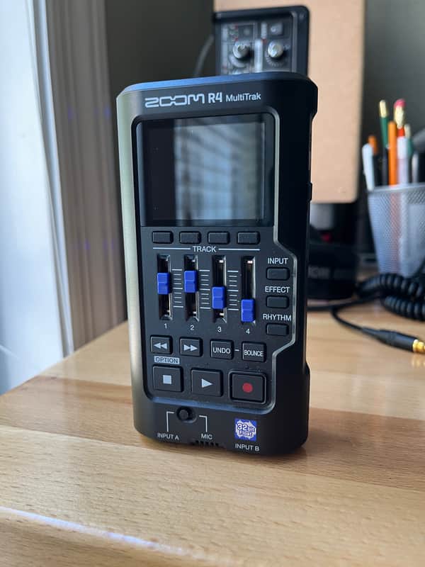 ZOOM R4 Handheld 4-Track Recorder image 1