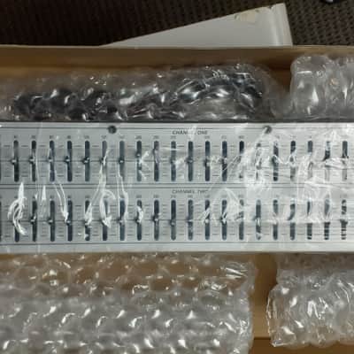 dbx 131s Single 31-Band Graphic EQ 2010s - Silver image 2