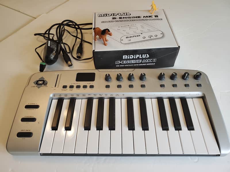 MidiPlus/Oxygen MIDI Keyboard and Polyphonic Sound Module Silver/Black image 1