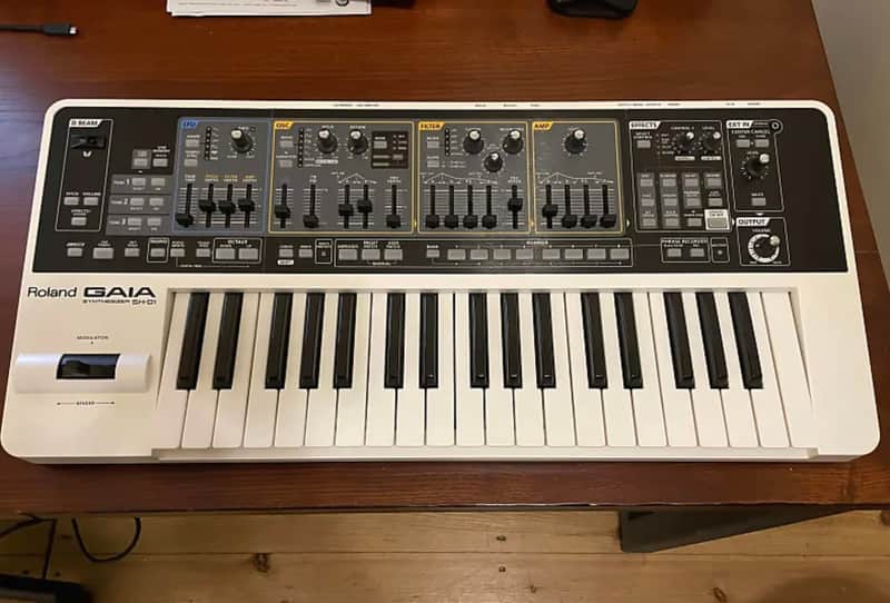 Roland SH-01 GAIA 37-Key Digital Synthesizer 2010 - 2012 - White image 1