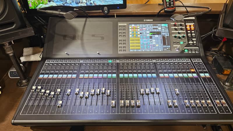 Yamaha QL5 compact 64-mono + 8-stereo channel digital mixing console (32+2 faders) with Dante image 1