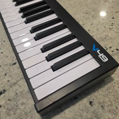 Alesis V49 49-Key USB MIDI Controller with Beat Pads 2017 - 2022 - Black image 3