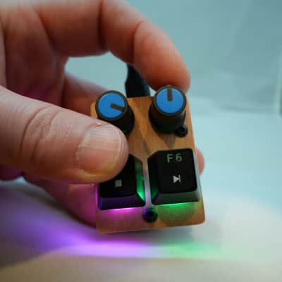 useMidi madMidiMini 2025 with 2 Note Buttons 2 Potentiometers and LEDs image 10