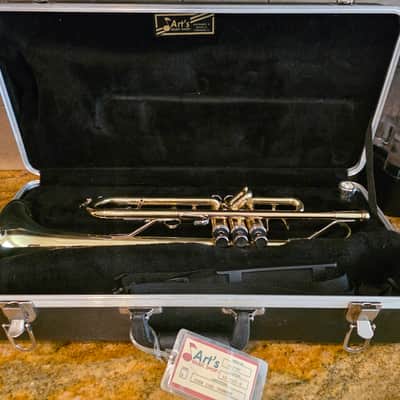 Conn 23B 2025 - Can honestly like new - maintenance on valves kept up as well. Has 2 straps cleaning rag and sanitized mouth piece with it. image 1