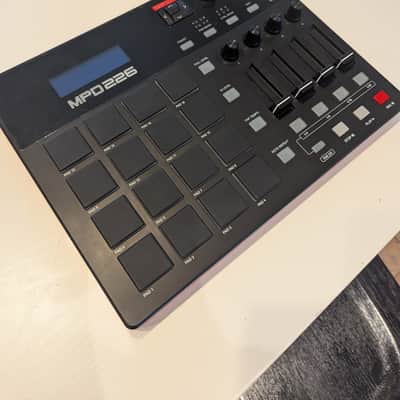 Akai MPD226 2015 - Present - Black image 4