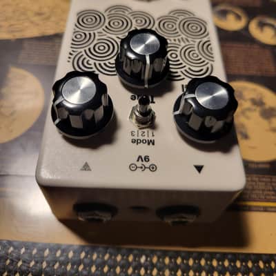 One of a Kind - EarthQuaker Devices Plumes Small Signal Shredder 2019 - Black and white image 6