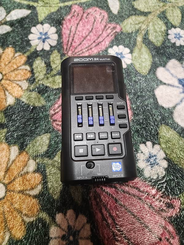 Zoom R4 Multitrack SD Recorder / USB Audio Interface 2023 - Present - Black image 1