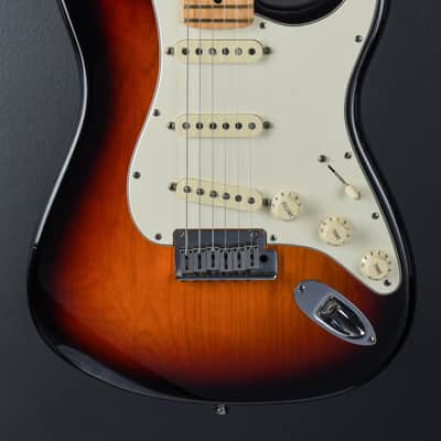 Fender Custom Shop USED Custom Classic Stratocaster "V" Neck - 3-Color Sunburst '08 image 2
