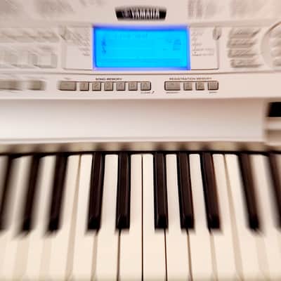 MUST SEE!!! YAMAHA DGX 500 SEMI-WEIGHTED 88-KEY DIGITAL PIANO IN AMAZING CONDITION! image 6