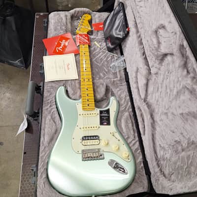 Fender American Professional II Stratocaster HSS with Maple Fretboard 2020 - Present - Mystic Surf Green image 2