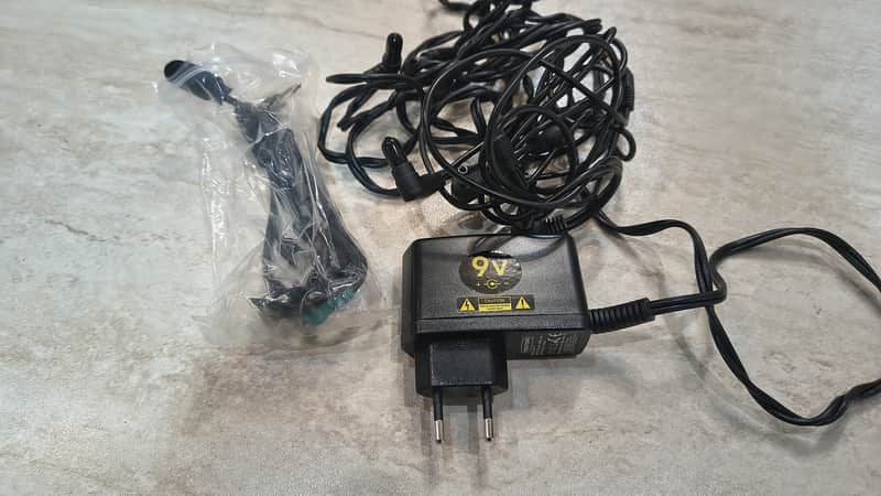 Truetone 1 Spot 9v Adapter Combo Pack with 8-Plug Daisy Chain and 5 Adaptors 2010s - Black image 1