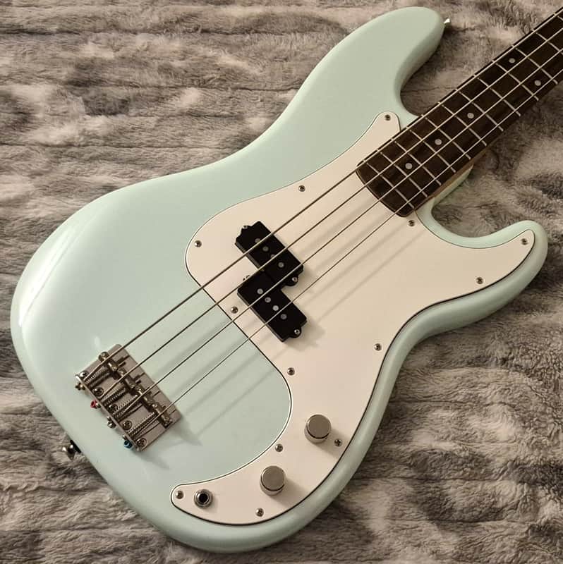 Squier FSR Classic Vibe '60s Precision Bass with Matching Headstock