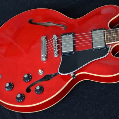 WEEKEND DEAL Gibson ES-335 made in USA 2006*20 years old semi acoustic in mint condition/one owner/frets 100%*lightweight=3,6kg*this beauty sounds/plays/looks really great*Gibson case made in Canada/not China*3290€ Bild 2