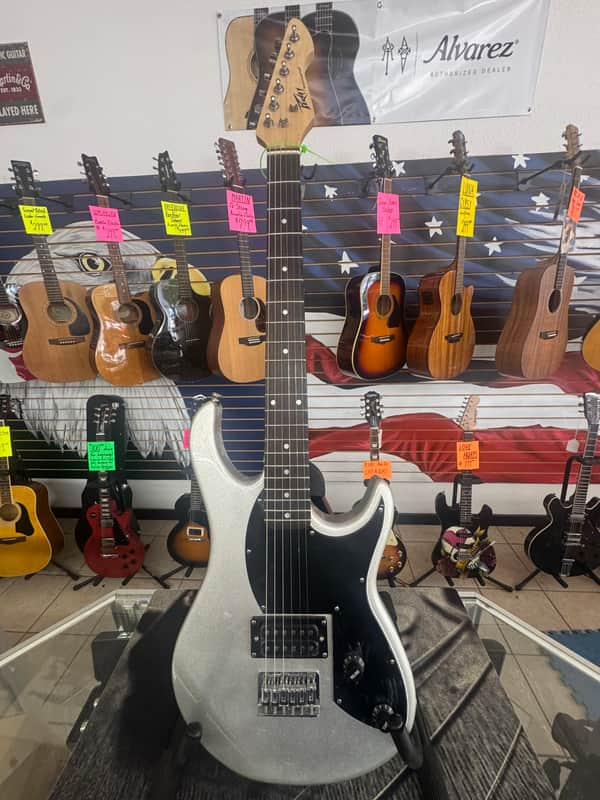 Peavey Rock master 3/4 Electric Guitar. Silver. image 1