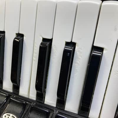 Accordion Hoyer Classic III 34/72/III/5/3 rot LMM image 3