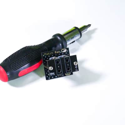 Robots Are Red Patch Bae - 2 Channel 1u imagen 3