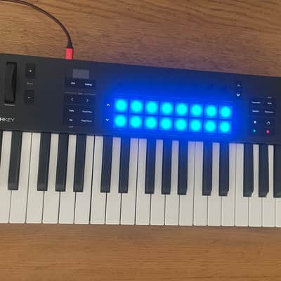 Novation Launchkey 37 MKIV MIDI Keyboard Controller 2024 - Present - Black image 2