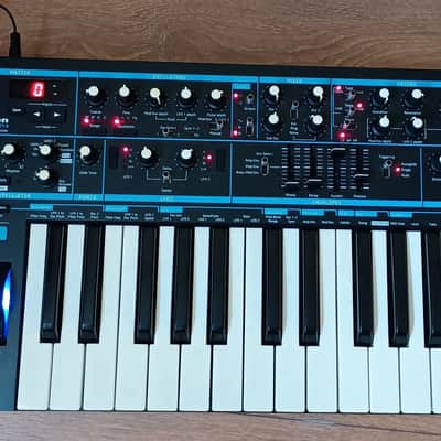 Novation Bass Station II 25-Key Monophonic Synthesizer 2013 - Present - Black