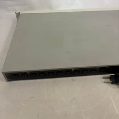 Akai ME-80P midi patchbay 8 in/10 out with 2x merge programmable image 6