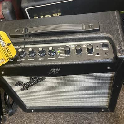 Fender Mustang I V.2 20-Watt 1x8" Modeling Guitar Combo 2013 - 2018 - Black image 2