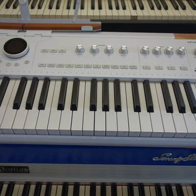 Arturia AstroLab 61-Key Stage Keyboard 2025 - Present - White image 4
