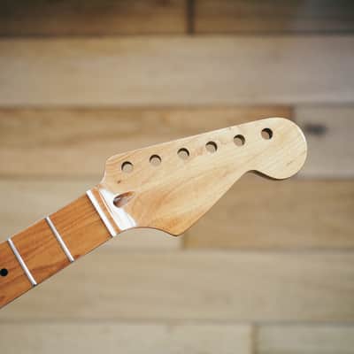 Stratocaster Neck – Roasted Maple | 22 Frets | Light Gloss Finish | Bone Nut imagen 2