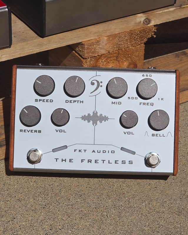 FKT Audio The Fretless | Chorus, Reverb & Midrange EQ for Bass image 1