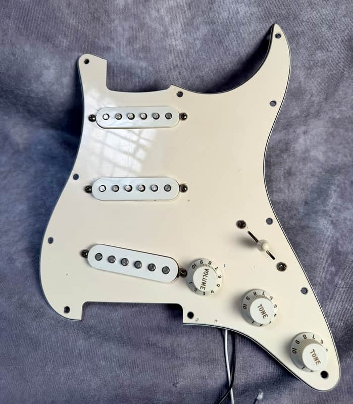 Fender Stratocaster Loaded Pickguard SSS MiM 2004 - White image 1
