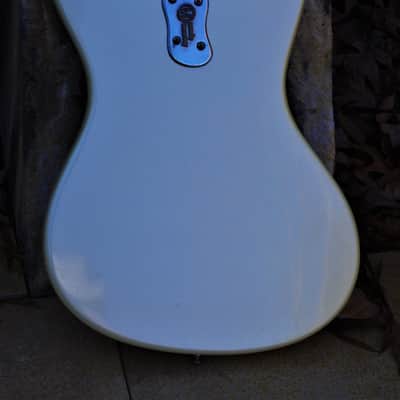 Mosrite VENTURES Bass 1991 White Pearl. The last guitar built by Semie Moseley. RAREST. Only one image 11