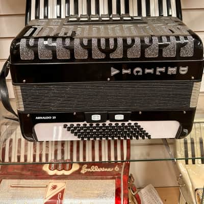 Delicia Arnaldo 23 Piano Accordion - 34 Keys / 72 Bass - Excellent
