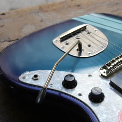 SQUIER "FSR Classic Vibe™ '60s Jazzmaster®, Laurel Fingerboard, White Pearloid Pickguard, Matching Headstock, Competition Burgundy", 3, 57 KG image 5