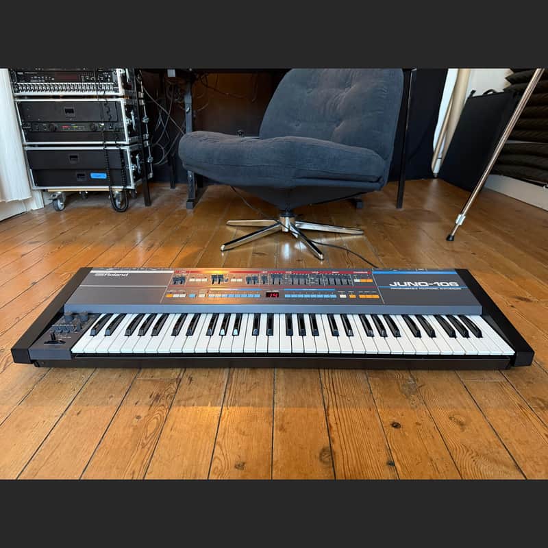 Roland Juno-106 + Flight Case (1984) Mint ! image 1