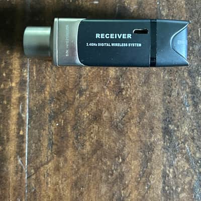 Xvive U3 Wireless Microphone System - Black two receivers one transmitter image 6