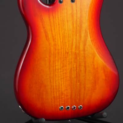 Lakland Skyline 44-64 Deluxe PJ - Honeyburst image 8