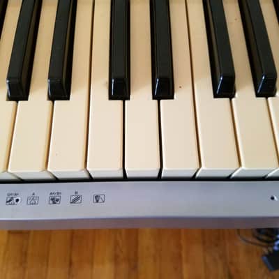 Yamaha DGX-520 88-key piano w\ stand image 5