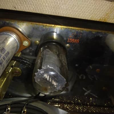 Montgomery Ward / Airline GVC 9032 Valero/Supro 1962 - simulated wood/tweed grill image 6
