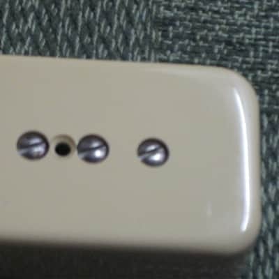 mostly very clean 1990s Gibson P-100 Soapbar pickup with Creme Cover (but can sell with black cover instead) NO mounting screws 6.3k - ideal for NECK position (2 conductor, solder connect) a P100 is a stacked humbucker that's hum-cancelling image 9