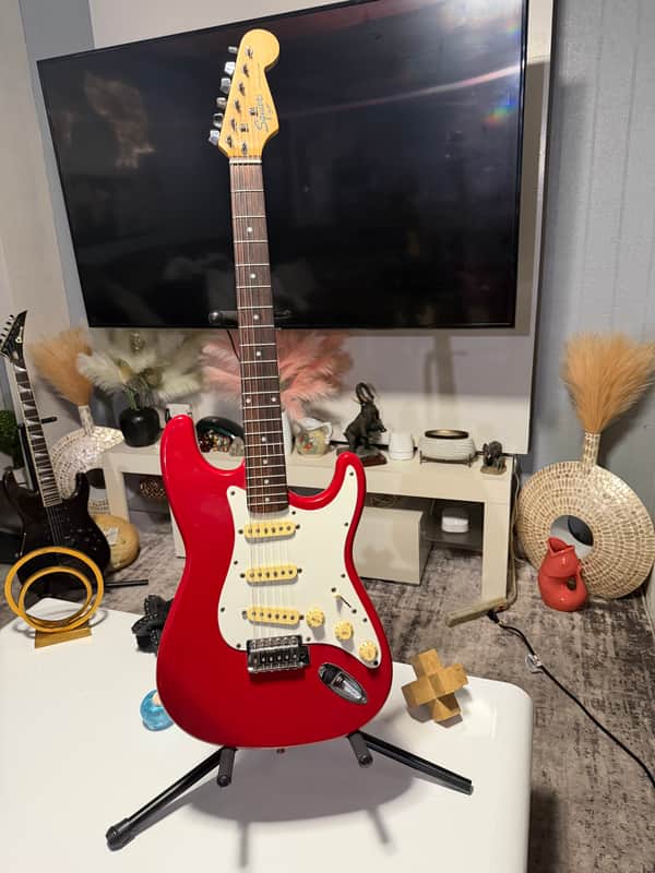 Squier Standard Stratocaster with Maple Fretboard 1996 - 2000 - Torino Red