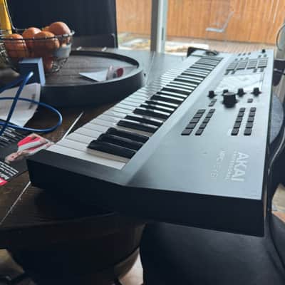 Akai MPC Key 61 and mpc sample like new with boxes and 1000 gig hard drive Standalone Workstation Synthesizer 2022 - Present - Black image 6