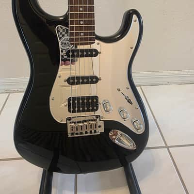 Squier Standard Stratocaster HSS Black and Chrome with Laurel Fretboard 2018 - Black image 4