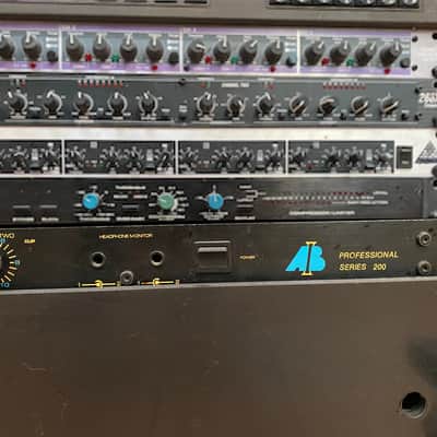 AB International Professional Series 200 Power Amp image 3