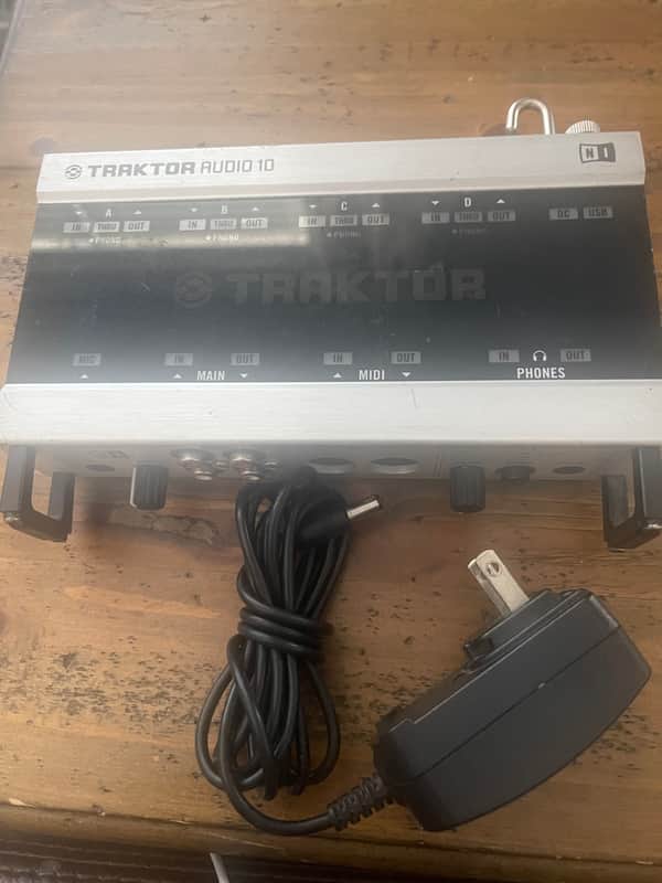 Native Instruments Traktor Audio 10 DJ & USB Audio Interface Silver image 1