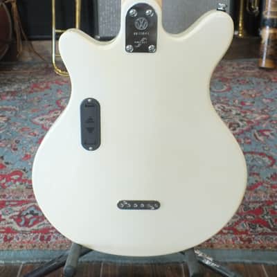 First Act Limited Edition Volkswagen Garage Master 2007-09 White with Black Pickguard image 7