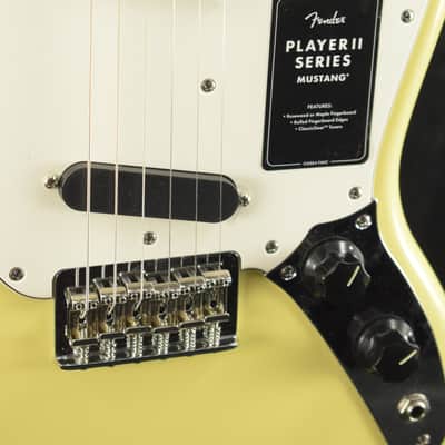 Immagine Mint Fender Player II Mustang Hialeah Yellow Maple Fingerboard - 3