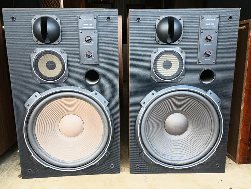 Realistic Mach Two speakers in good condition - 1970's image 1