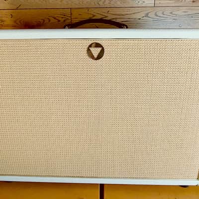 VBoutique VCab-OS 1x12 Oversized White Tolex - Cain Grill - Gold Piping  unloaded image 3