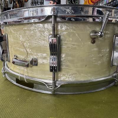 Ludwig No. 900 Super Classic 5.5x14" 8-Lug Snare Drum with P-87 Strainer, Keystone Badge 1960s - white marine pearl image 7