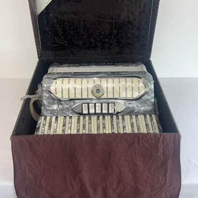 Wonderful Stradavox 41-Key 120-Bass Professional Grade Accordion featuring 5 Bass Registers, OHSC image 16